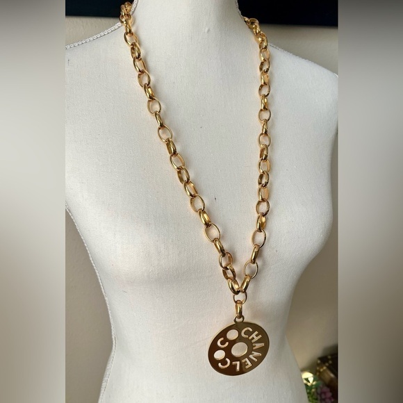 CHANEL GOLD PLATED VINTAGE OVERSIZED COCO NECKLACE - Picture 5 of 7